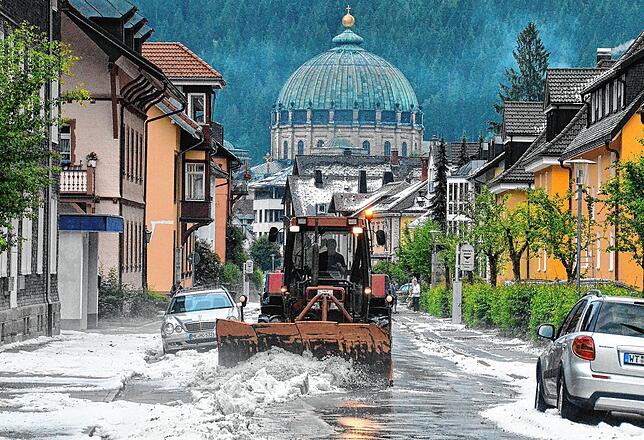 Die schweren Unwetter brachten Hagel: Winterdienst in St. Blasien am 21. Juni, dem ersten Sommertag.
