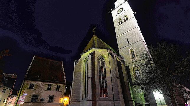 Zwei Zeitzeugen der Überlinger Blütezeit Ende des 15. Jahrhunderts: Der Turm des Münsters und das Rathaus.