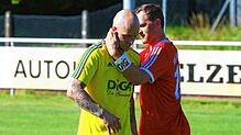 Tröstende Worte nach dem Abstieg: Im Sommer 2017 war es Pascale Moog vom SV Jestetten, der versuchte Julian Jäger (links) und den SV ...