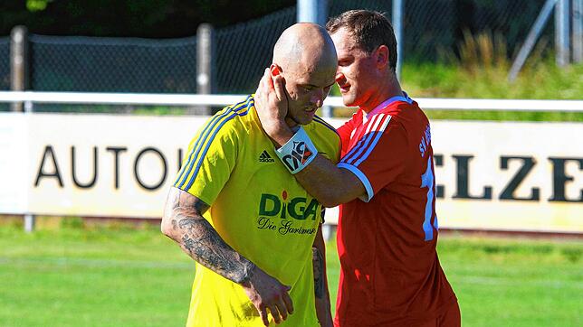 Tröstende Worte nach dem Abstieg: Im Sommer 2017 war es Pascale Moog vom SV Jestetten, der versuchte Julian Jäger (links) und den SV ...