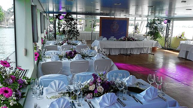 Ein Schiff der BSB, eingedeckt für eine Hochzeitsfeier an Bord.
