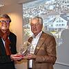 Werner Gaiser, der stellvertretende Vorsitzende des Vereins, überreicht seinem scheidenden Vorsitzenden Hubert Steinmann (rechts) ein ...