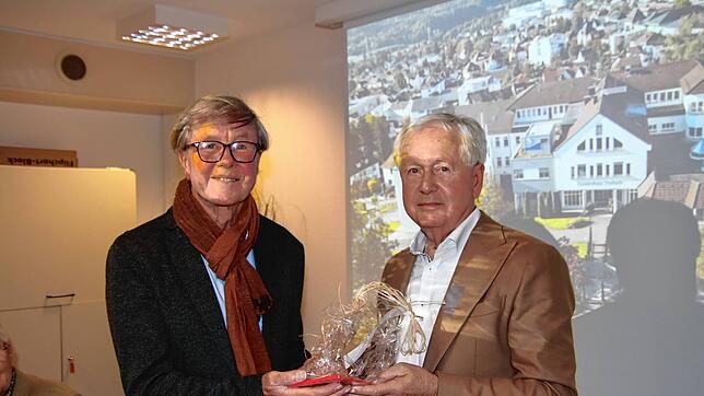 Werner Gaiser, der stellvertretende Vorsitzende des Vereins, überreicht seinem scheidenden Vorsitzenden Hubert Steinmann (rechts) ein ...