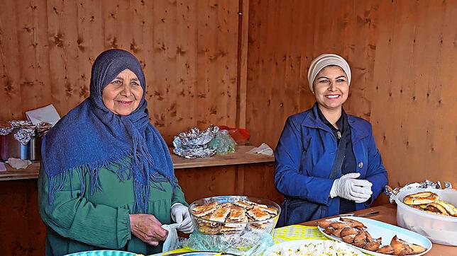 Dieses Mal sind erstmals Flüchtlinge bei diesem kulinarischen Fest vertreten. Hier präsentieren Menschen aus Syrien Leckereien aus der ...