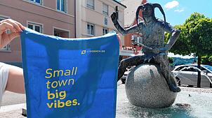 Eine Tasche im neuen Stockach-Design vor dem Kuony-Brunnen in der Oberstadt.