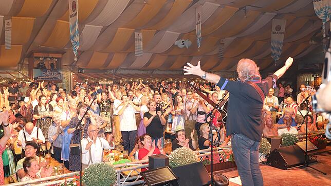 Henning Krautmacher hatte die Fans auf dem Konstanzer Oktoberfest im Griff.