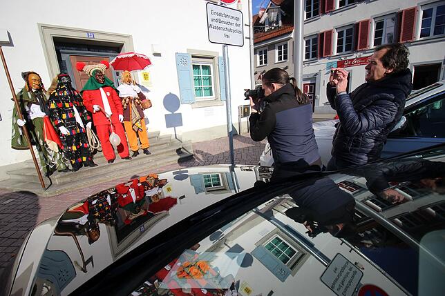 Fotoshooting mit den Narren des Viererbundes vor der Wasserschutzpolizei in Überlingen, von links: Federahannes aus Rottweil, Hänsele ...