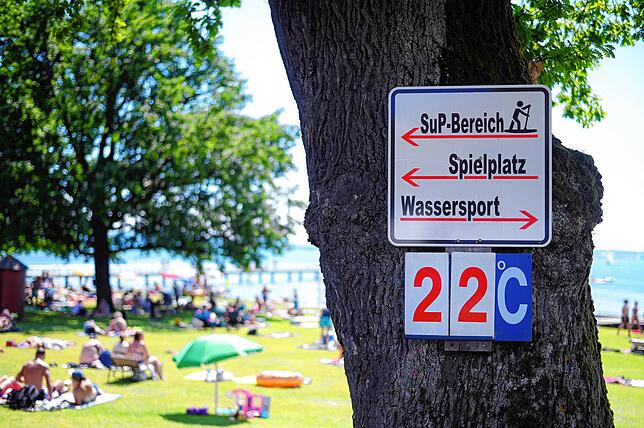 22 Grad Wassertemperatur locken am Sonntag Badegäste ins Strandbad. Auch wenn die Liegewiese auf den ersten Blick ganz schön voll zu ...