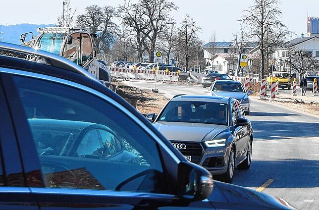 Die Umleitung führt die Autos aus dieser Perspektive nach links zur Friedhofstraße und Unteren Schlosshalde in Richtung Seeum und Uferpark.