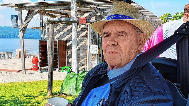 Im Golf-Caddy wurde Winfried Ritsch durch den Uferpark gefahren. Als Vorstandsmitglied der &bdquo;Freunde der Landesgartenschau&ldquo; ...