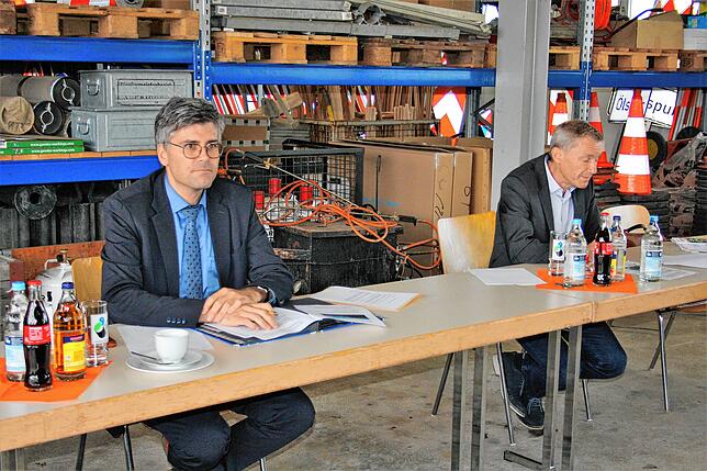 Landrat Martin Kistler (links) und Amtsleiter Lothar Probst informierten den Ausschuss des Kreistages in der Straßenmeisterei ...