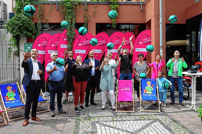 Am Ball bleiben wollen die Organisatoren des bewegten Sommers in der Singener Innenstadt. Im Bild (von links) OB Bernd Häusler, Hubert ...