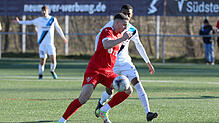 Gutes Omen? Im Vorjahr gewann der 1. FC Rielasingen-Arlen (vorne Adam Malaj) sein Heimspiel gegen Bietigheim-Bissingen (Filimon ...