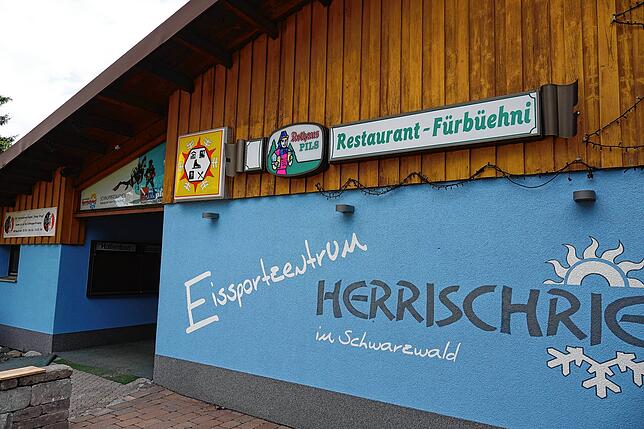 Der Eingang der Eissporthalle.