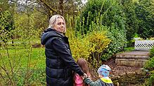 Melanie Matschulat mit ihren Kindern am Ufer des Bachtelengraben an den Brückenfundamenten. Auf ihnen stand einmal eine hilfreiche ...
