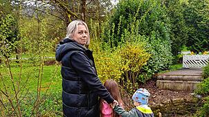 Melanie Matschulat mit ihren Kindern am Ufer des Bachtelengraben an den Brückenfundamenten. Auf ihnen stand einmal eine hilfreiche ...