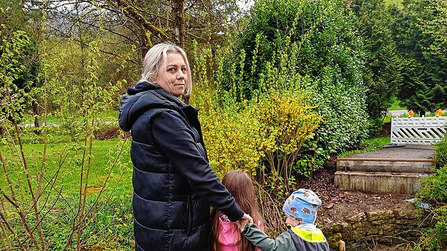Melanie Matschulat mit ihren Kindern am Ufer des Bachtelengraben an den Brückenfundamenten. Auf ihnen stand einmal eine hilfreiche ...