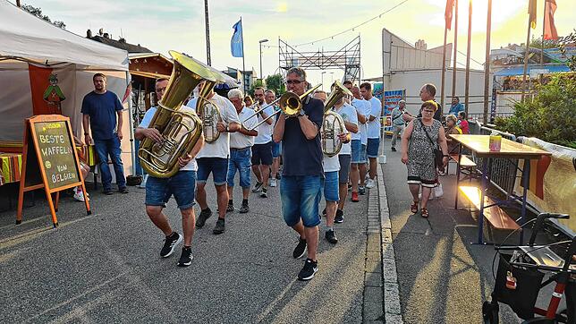 Der Einzug der Latschari-Musik hat beim Trottoirfest in Rheinfelden Tradition. Archivfoto: Stefan Ammann