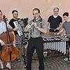 Kai Armbruster (Zweiter von links) komponiert erneut die Musik für das Hüfinger Sommertheater &bdquo;Des Lebens Kunst&ldquo;.