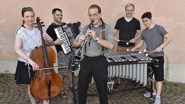 Kai Armbruster (Zweiter von links) komponiert erneut die Musik für das Hüfinger Sommertheater &bdquo;Des Lebens Kunst&ldquo;.