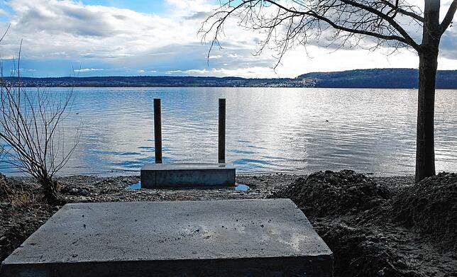Am Bestimmungsort der schwimmenden Gärten muss der begehbare Steg noch installiert werden: Das Funadament ist betoniert, die ersten ...