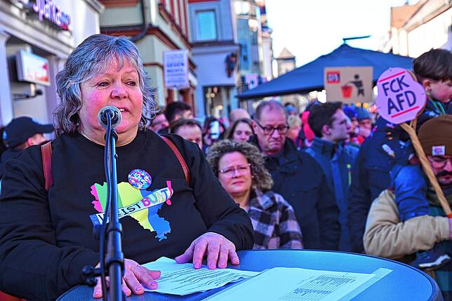 Grünen-Landtagsabgeordnete Martina Braun machte sich ebenfalls für die Demokratie stark. &bdquo;Demokratie ist nur für diejenigen, die ...