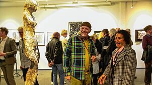 Was erheitert Reinhard Lenius und Gisela Michalski angesichts dieser Skupltur? Die beiden Kunstbeflissenen haben sichtlichen Spaß an der ...