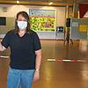 Sonja Birkle, Rektorin an der Weihermattenschule vor dem abgesperrten Eingangsbereich, in dem sich die Schüler nicht sammeln dürfen.
