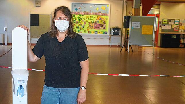 Sonja Birkle, Rektorin an der Weihermattenschule vor dem abgesperrten Eingangsbereich, in dem sich die Schüler nicht sammeln dürfen.