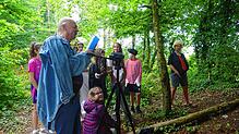 Regisseur Tom Müller mit seinen jungen Schauspielern bei der Szenenarbeit auf der Chrischona in Grenzach. Bilder: Rosa Di Nardo