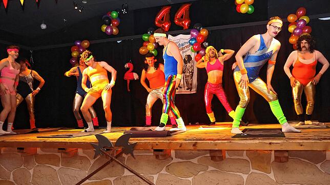 In jeder Hinsicht eine gute Figur machen die Leggins-Legenden beim Zunftball im Engel in Neuhausen. Bild: Lothar Herzog