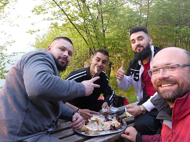 Ein Kroate, ein Serbe und ein Bosnier luden Christian Adeler im srpskanischen Palé spontan zum abendlichen Grillen ein, samt ...