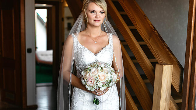 Alesia Baumgärtner an ihrem Hochzeitstag in ihrem Brautkleid. Dieses sucht sie nun, da ein Fremder es bei der Reinigung abgeholt hat.