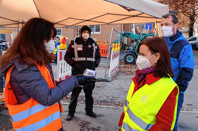 Center-Leiterin Carolin Faustmann (rechts) macht es vor: Wer die Baustelle betritt, muss sich die Temperatur messen lassen. Im ...