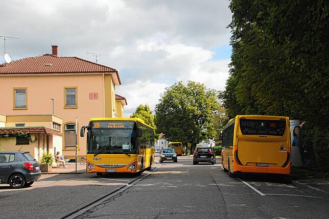 Die Stadt Engen will den Bahnhofvorplatz neu gestalten. Zudem soll ein Busbahnhof soll eingerichtet werden, auch um die derzeitige die ...