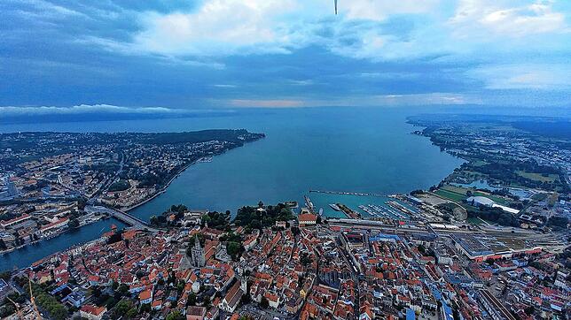 Blick aus dem Zeppelin auf Konstanz und den Bodensee.