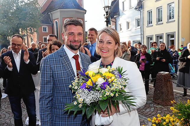 Alter und neuer Bürgermeister: Stefan Friedrich ist mit 74 Prozent der Wählerstimmen im Amt bestätigt worden. Gemeinsam mit seiner Frau ...