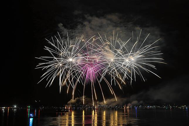 Bild 7: Konstanzer Seenachtfest 2024 - Jetzt knallt's! Das Feuerwerk am Bodensee bringt Zuschauer zum Staunen