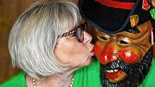 Martina Schaller mit einer Gündelwanger Räuber-Maske. Bild: Wolfgang Scheu