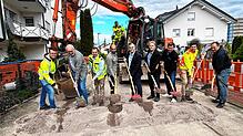 Mit dem Spatenstich wurde die Generalsanierung des Hans-Thoma-Wegs im April begonnen. Im Bild Mitte Bürgermeister Ulrich Krieger..Bild: ...