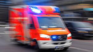 Ein Rettungswagen im Einsatz (Symbolbild). Mit einem Rettungswagen wurde in Schopfheim ein Mann in die Psychiatrie gebracht, nachdem er ...