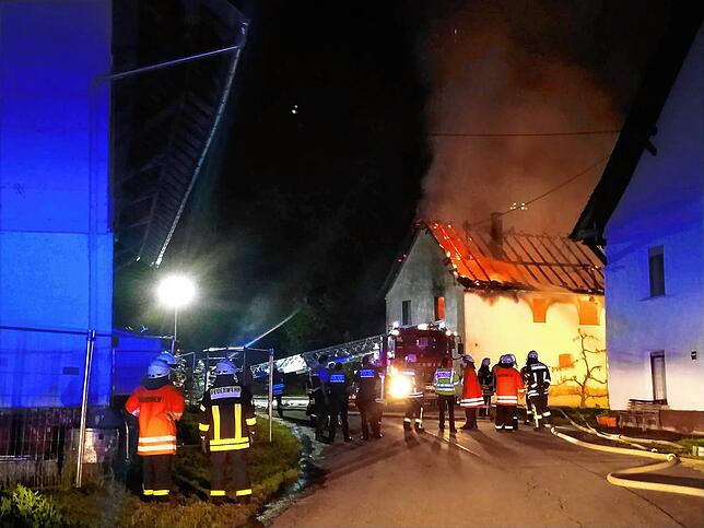 Bild 12: Bilder vom Brand eines ehemaligen landwirtschaftlichen Gebäudes in Schwackenreute