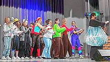 Alle Akteure, hier ein Teil davon, versammelen sich zum Abschluss auf der Bühne der Andelsbach-Halle und erhalten nochmals tosenden ...
