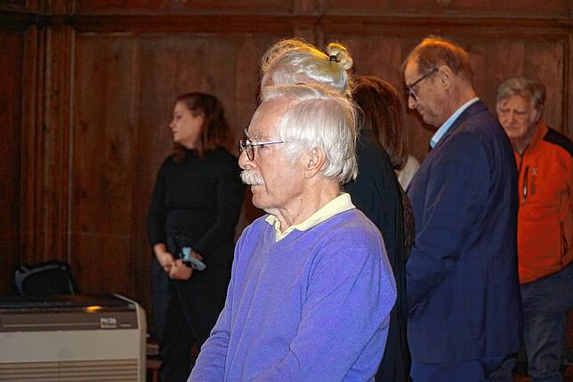 Friedrich Engelke beim Empfang von Oberbürgermeister Jürgen Roth (rechts hinten) im stillen Gebet.