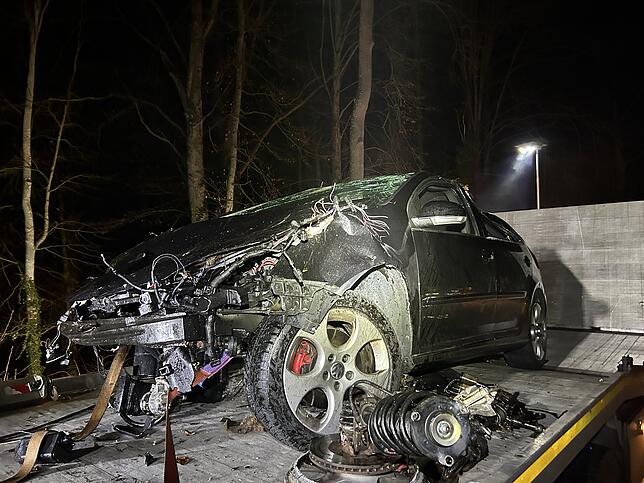 Das völlig demolierte Auto auf dem Abschleppwagen.