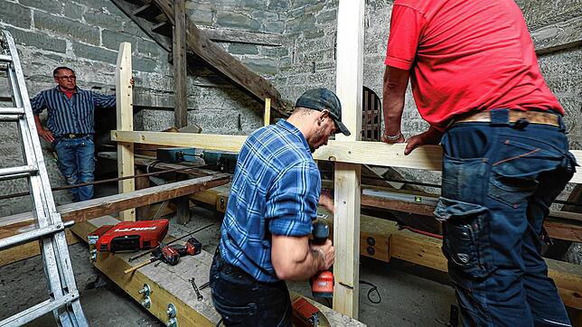 Sie bauen eine neue Treppenkonstruktion im Münsterturm: Die Zimmerer (von links) Berthold Stöckler, Damile Kaiser und Erwin Zweifel von ...