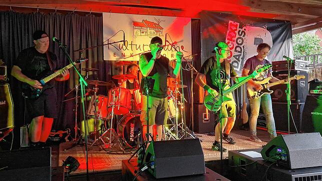 Die Band Rockxidados trat auf Einladung des Kulturamts der Stadt Wehr in der Kulturscheune im Enkendorf auf. Die Musiker begeisterten ...