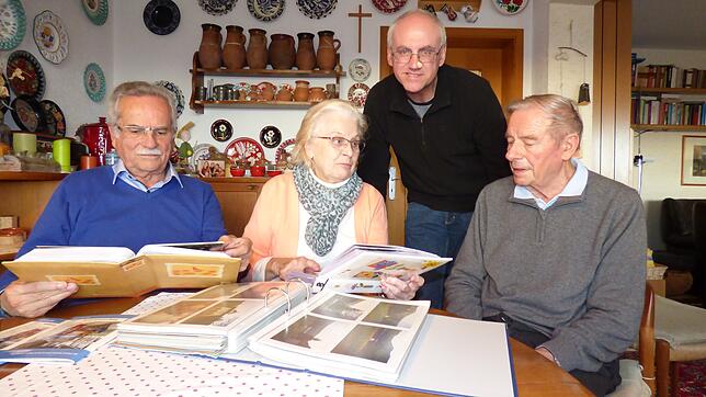 Helmut Jetter, Irma Jakab, Bernhard Wolf unf Gabor Jakab (von links) haben viele Bilder sowie Erinnerungen gesammelt und blicken auf die ...