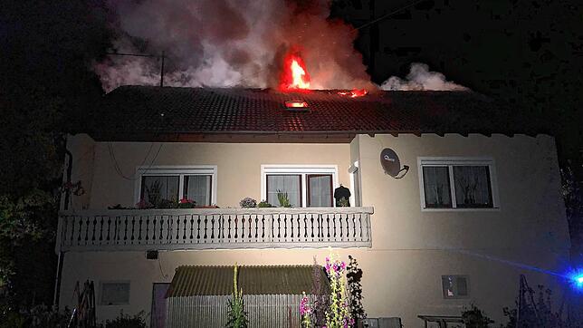 Ein Wohnungsbrand einer Dachgeschoßwohnung hat am späteren Samstagabend in Roggenbeuren einen hohen Sachschaden verursacht.
