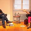 Johannes Bruggaier, Leiter der Kulturredaktion des SÜDKURIER, im Literaturgespräch mit Erfolgsautorin Gaby Hauptmann in Schloss Bonndorf.